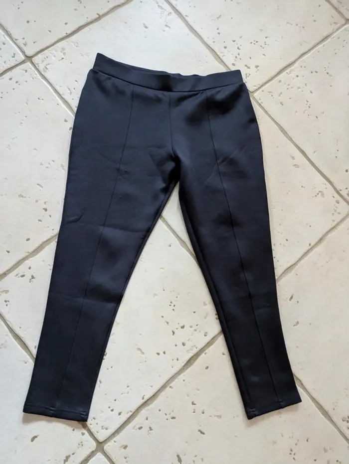 Joli pantalon type legging matelassé bleu marine taille 42/44