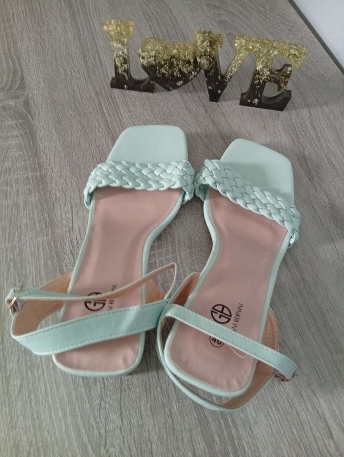 Jolie paire de sandales tressé p'tit talon