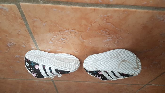 Baskets Adidas bébé 6-9 mois blanches et noires - photo numéro 6
