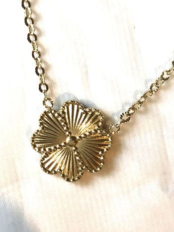 Collier Pendentif Fleur Dorée Pétales Rainures Bijou Doré Fantaisie Femmes