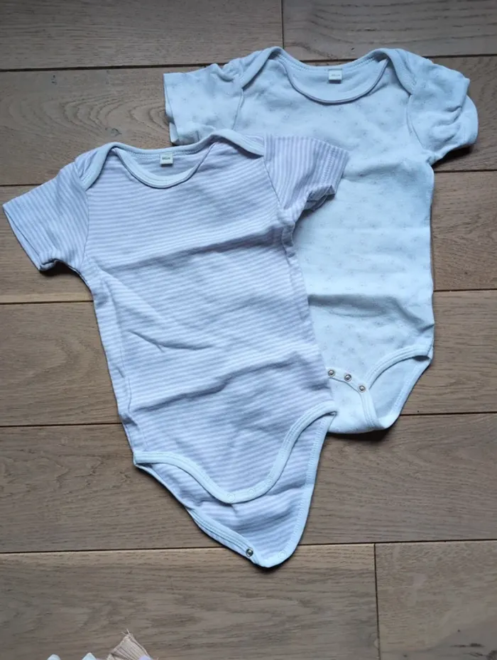Lot de deux bodies manches courtes violet et blanc