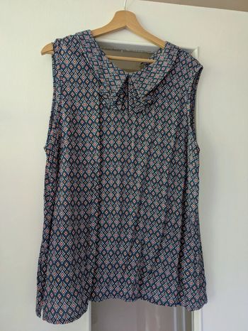 Magnifique haut débardeur motifs géométriques tons bleus taille 48
