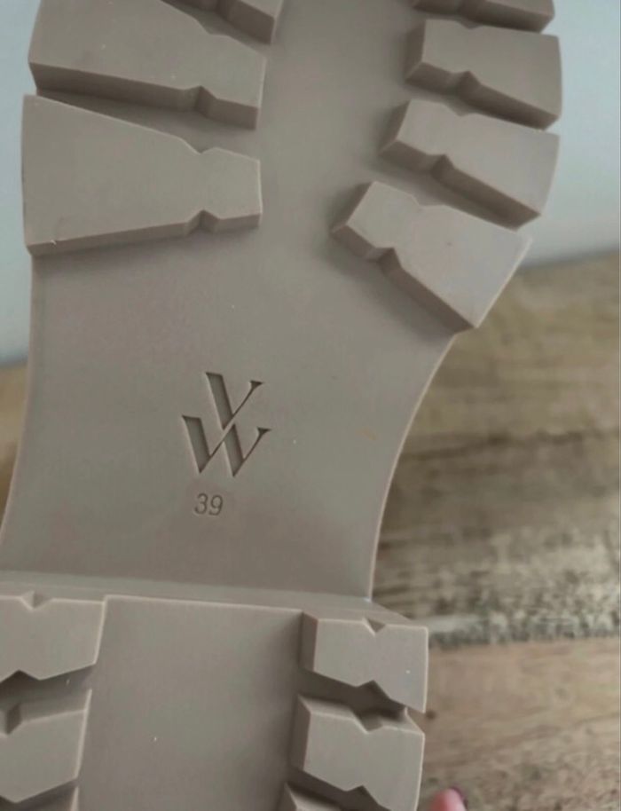 Bottines tendances à clous et élastique VW. - photo numéro 8