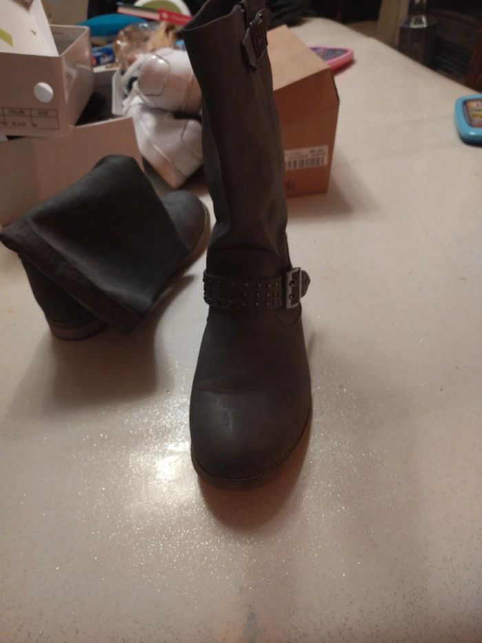 Bottes grises - photo numéro 3