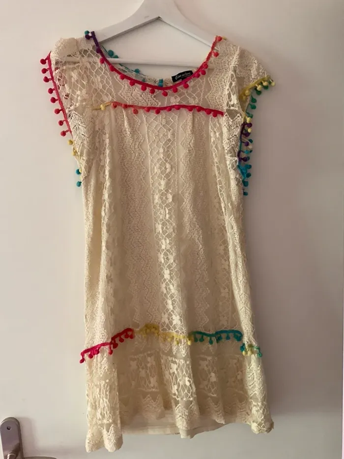 Robe en dentelle beige avec pompons multicolores