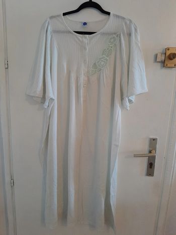 Chemise de nuit, taille 52, Marque La plus Belle, couleur vert très clair