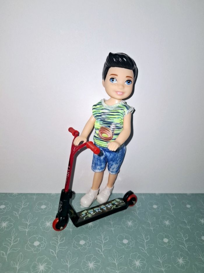Barbie enfant garçon et sa trotinette - photo numéro 2