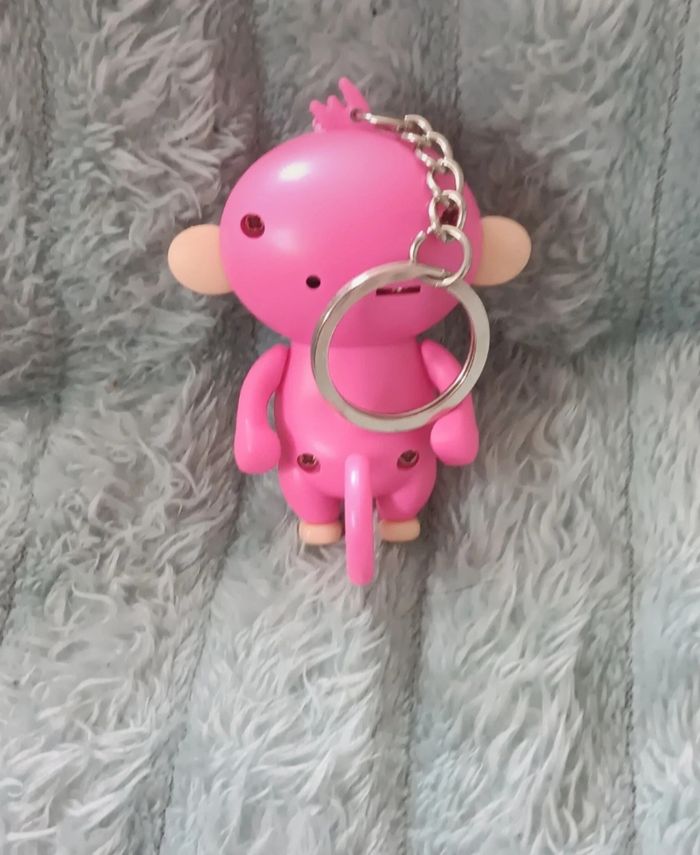 Porte-clés singe rose avec lampe torche LED - photo numéro 2