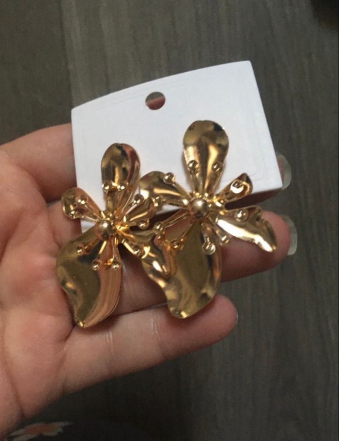 Boucles d’oreilles NEUVES avec étiquette forme de fleurs couleur doré - photo numéro 3
