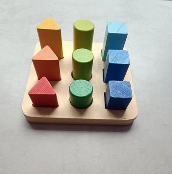 Jeu de formes et de couleurs en bois