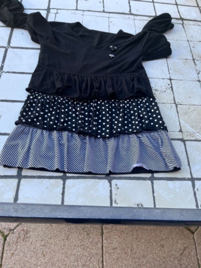 Robe blanche et noir à pois