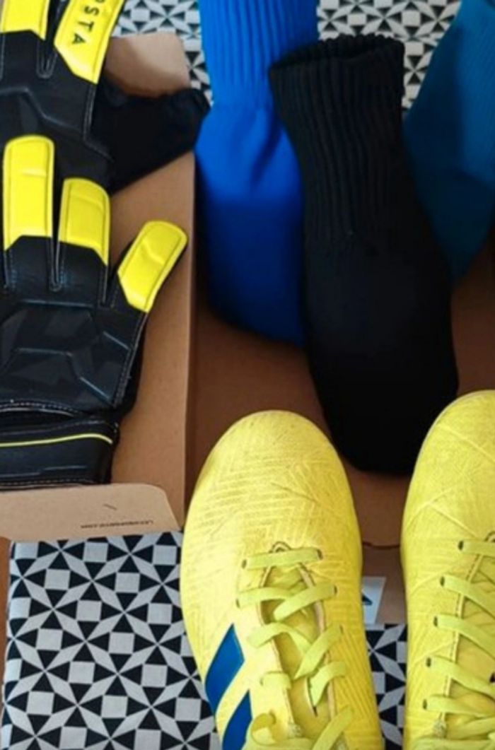 Lot chaussures, gants et chaussettes de foot - photo numéro 2