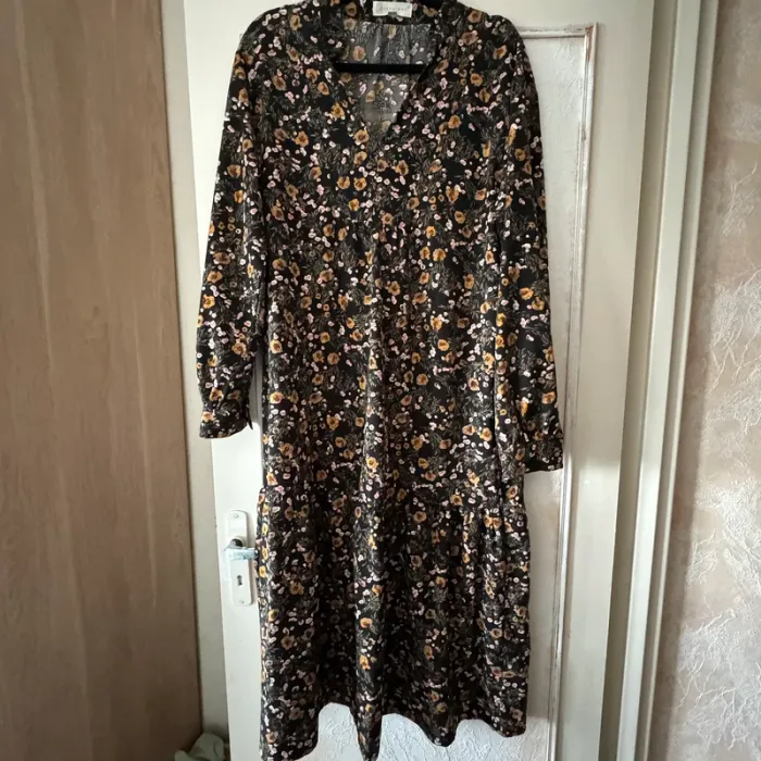 Robe noire et fleurie