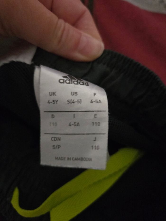 Short Adidas en 4/5 ans - photo numéro 3