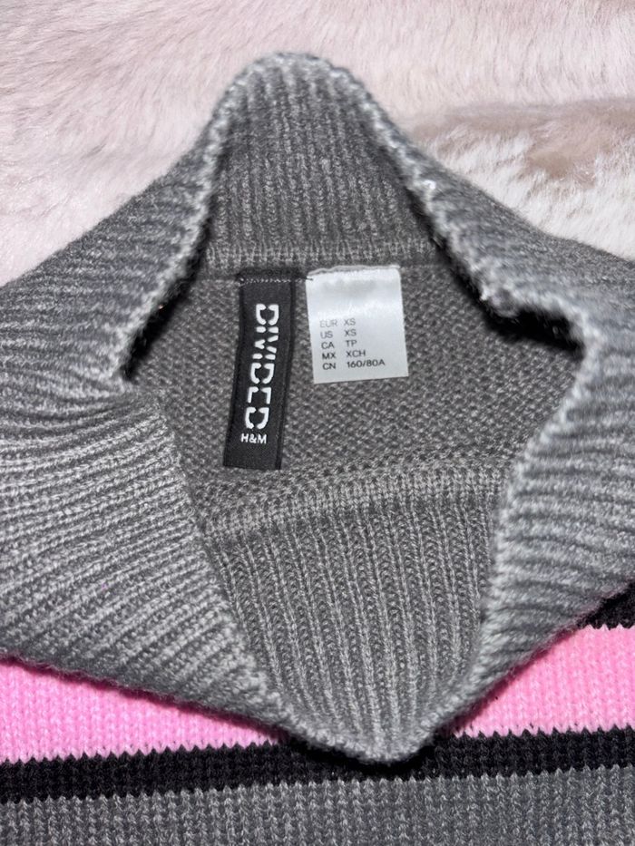 Pull H&M Taille XS – Gris à Rayures Rose/Noir, Comme Neuf, Col Montant - photo numéro 3