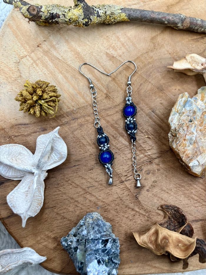 Boucles d’oreilles pendantes dépareillées macramé chaînes pierres Agate et Azurite