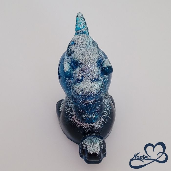 Petite licorne en résine bleue pailletée !! 🦄 - photo numéro 5