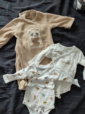 Lot 1 pyjama 2 bodys 1 mois
