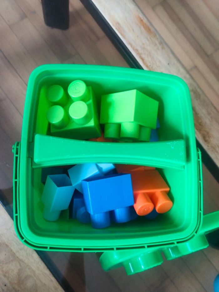 Seau plein de Blocs de constructions - photo numéro 8