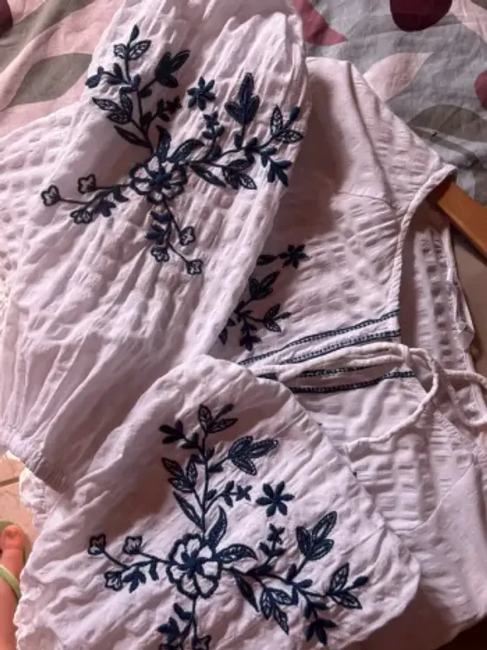 Blouse blanche brodée bleue stradivarius - photo numéro 2
