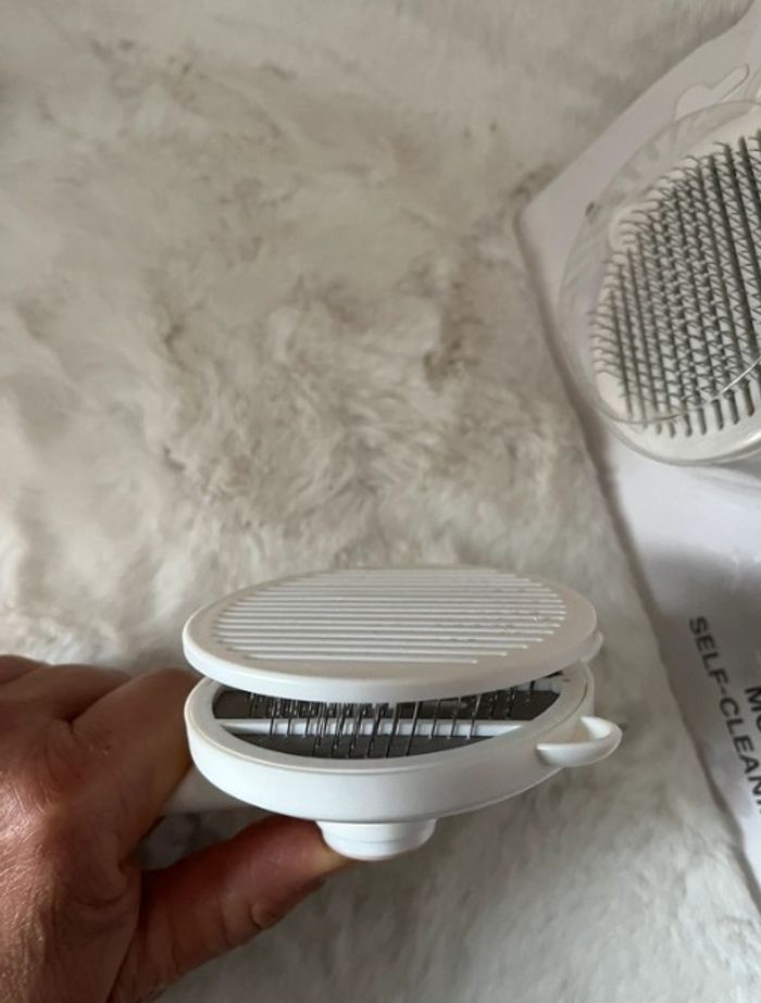 Brosse pour chat et chien autonettoyante blanche et turquoise - photo numéro 8