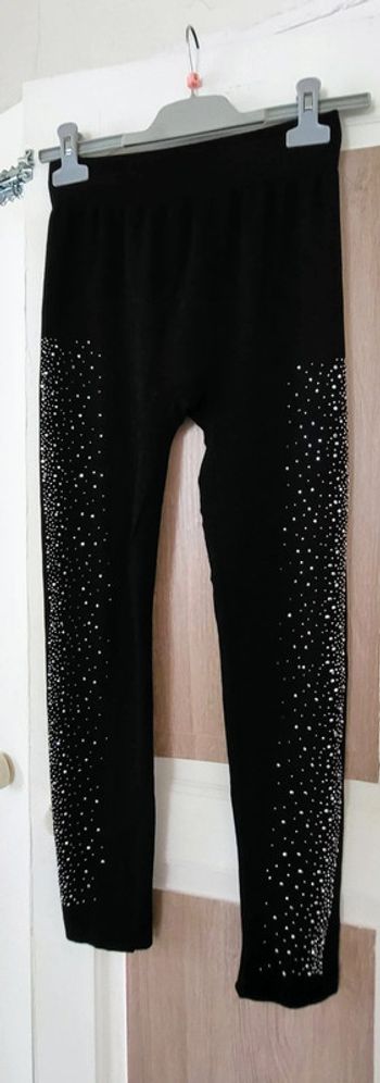 Legging noir avec strass.