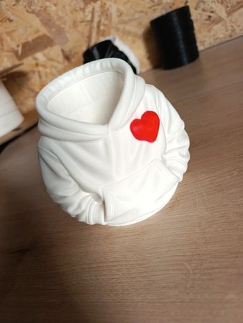 Pot à crayons blanc avec cœur rouge