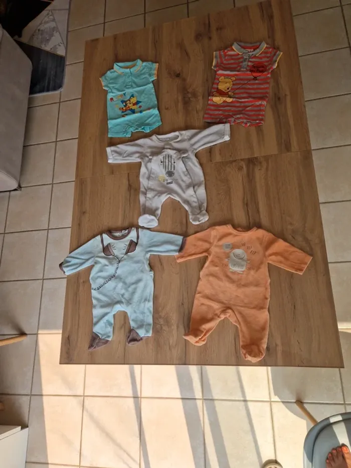 Lot - 2 bodies  + 3 pyjamas - 1 mois