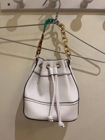 Sac seau bucket blanc à main, bandoulière or