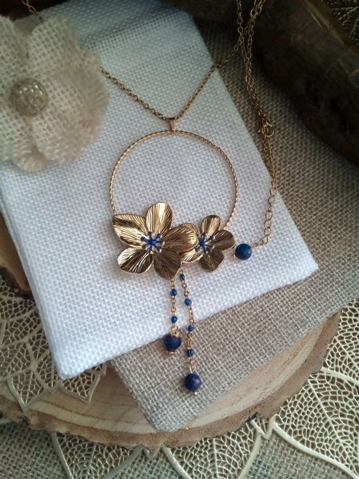 Collier bohème fleurs et pierres de lapis lazuli