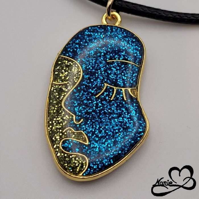 Pendentif en résine visage doré, bleu et vert - photo numéro 3