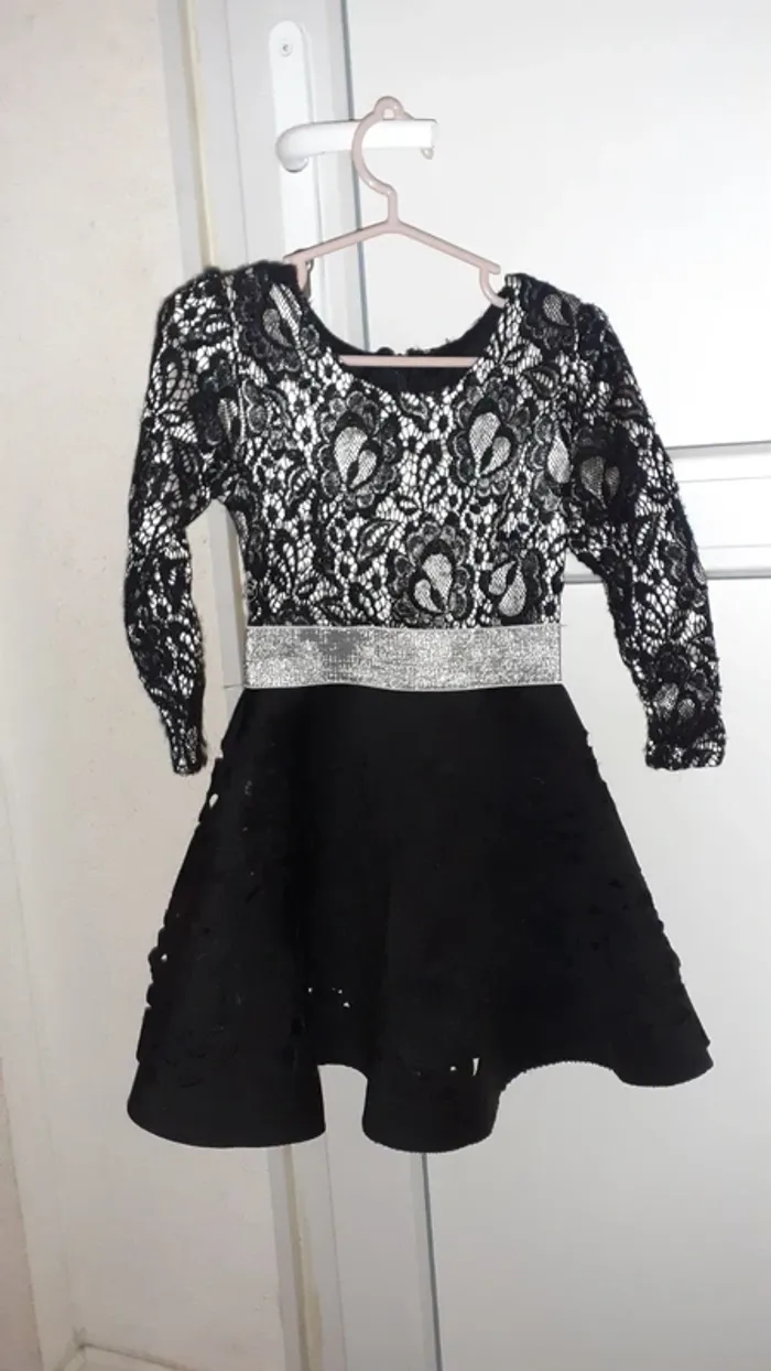 Robe en dentelle et broderie perforées - photo numéro 2