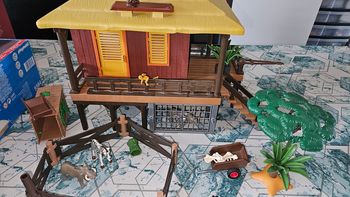 Maison des bois Playmobil ,animaux et motard