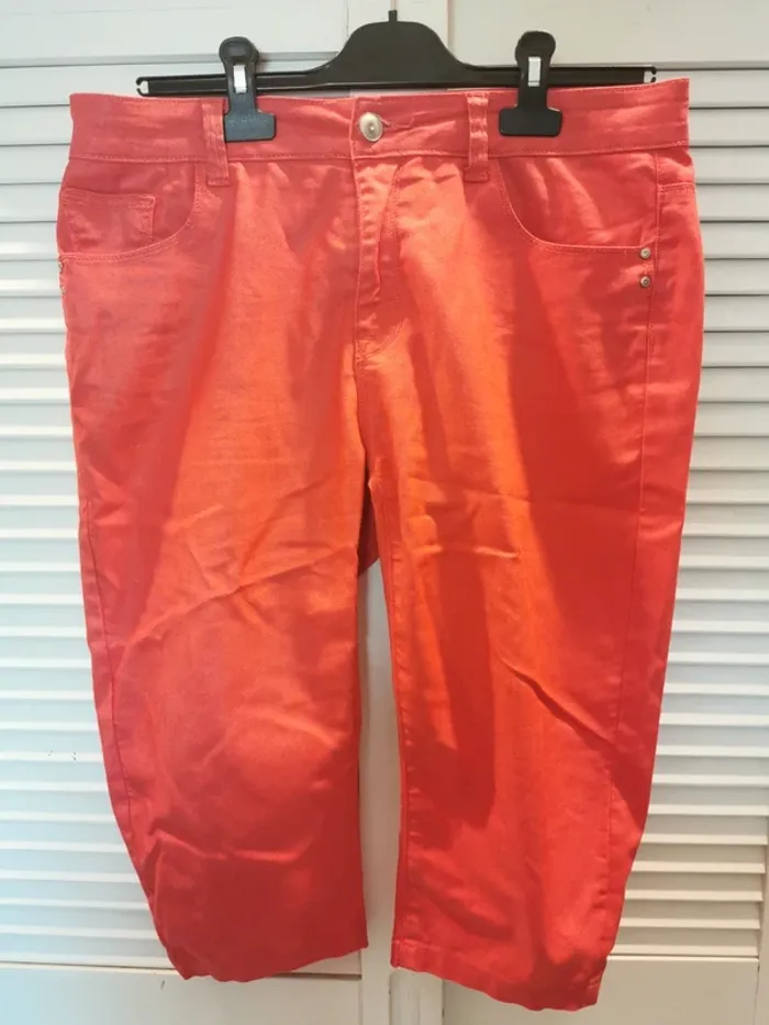 Superbe Pantacourt corail 40