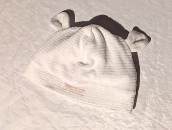 Bonnet Blanc Ecusson Ecritures Petite Souris Oreilles Animal Vêtement Accessoire Petits Enfants Bébé