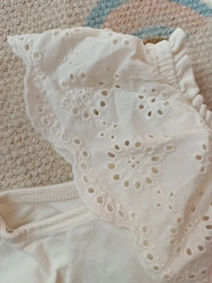 T-shirt crème 4 ans kiabi col dentelle broderie - photo numéro 2