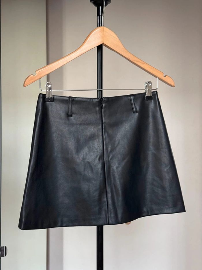 Mini-jupe trapèze en simili cuir noir XS Olga Leyers - photo numéro 2