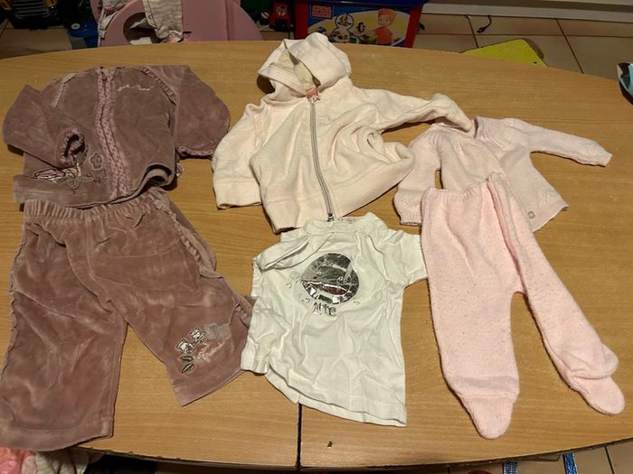 Lot de 20 vêtements taille 0mois sauf indiqué - photo numéro 3