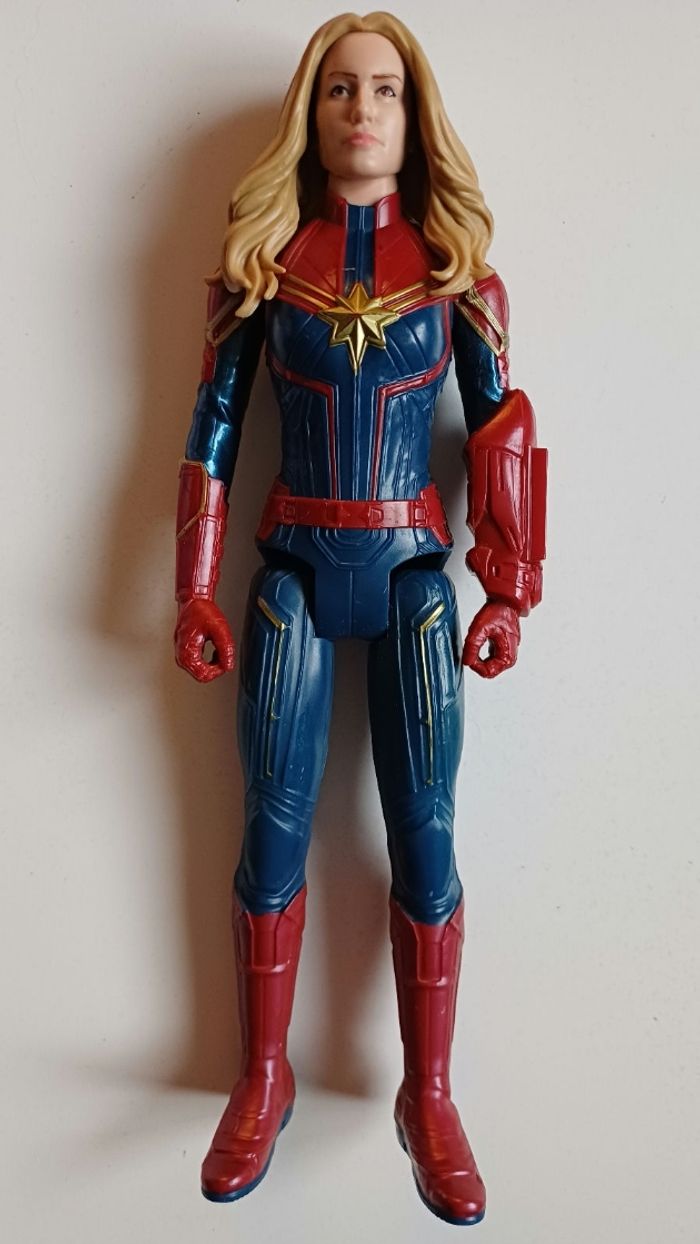 Figurine Hasbro 
Avengers Marvel Endgame Titan Héro Power f capitaine Marvel legends