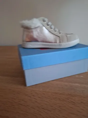 Nieuwe schoenen goudkleurig