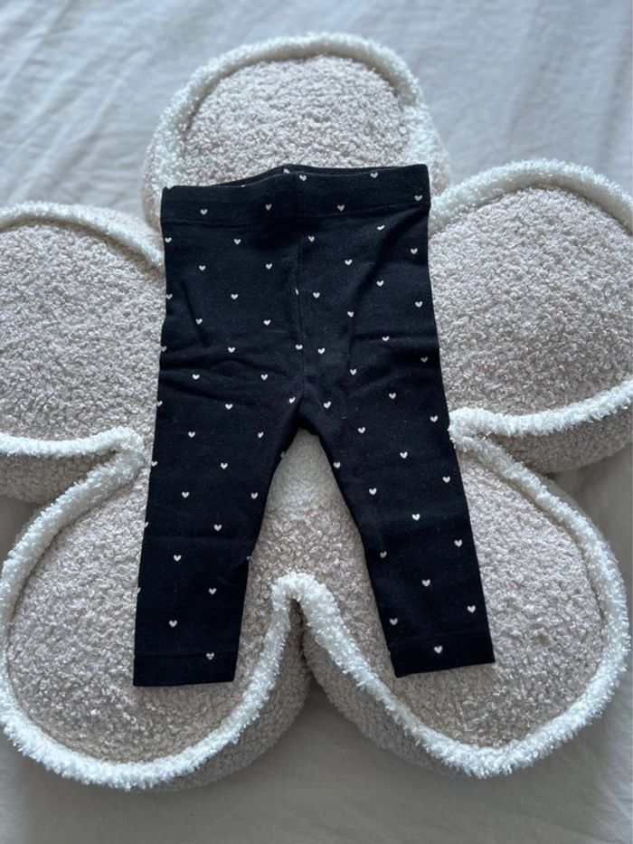 Legging fin noir et cœurs