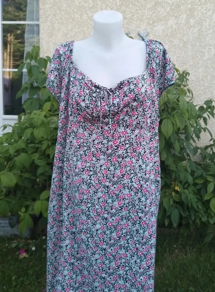 robe fleuries avec une échancrure sur un cote devant taille 54 Bella Diva neuve - polyester