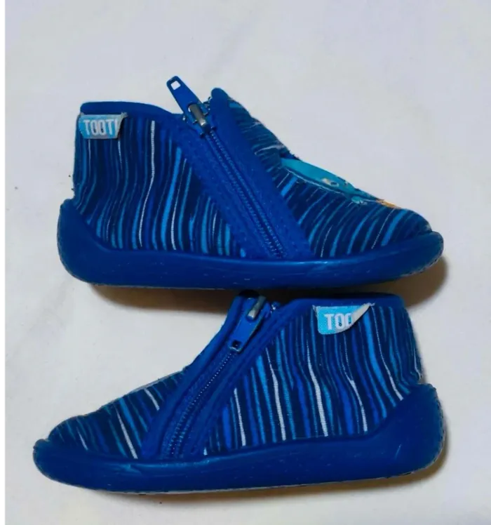 Chaussons bleu garçon pointure 20 - photo numéro 2