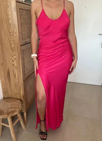 Robe longue en satin fuschia Morgan X Iris Mittenaere