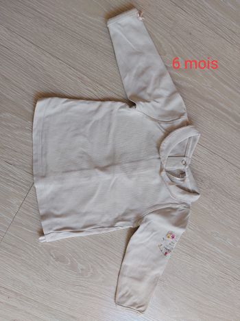 T-shirt manche longue blanc.