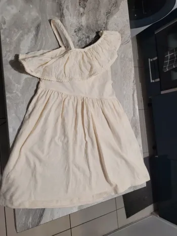 Robe avec épaule dénudée et broderies anglaises - blanc