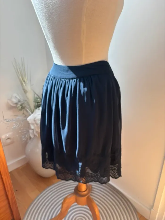Sublime jupe courte bleu marine et dentelle brodée - Camaïeu - T38 - photo numéro 5