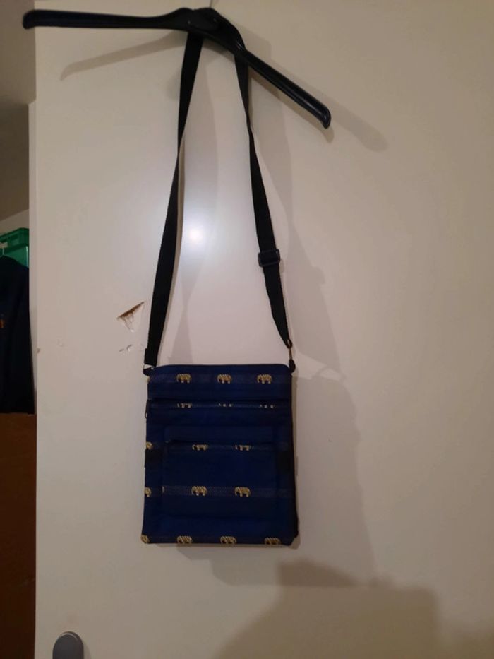 Pochette bleue nuit avec éléphant doré venant du Cambodge - photo numéro 2