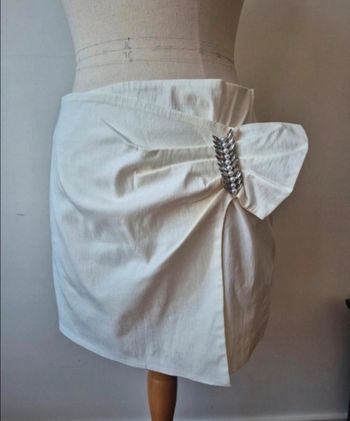 Jupe courte, bijoux, taille L, Zara