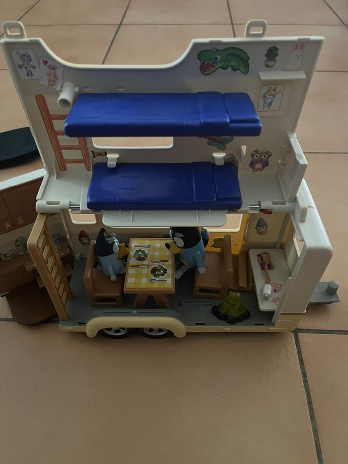 Voiture familiale avec caravane de bluey - photo numéro 3